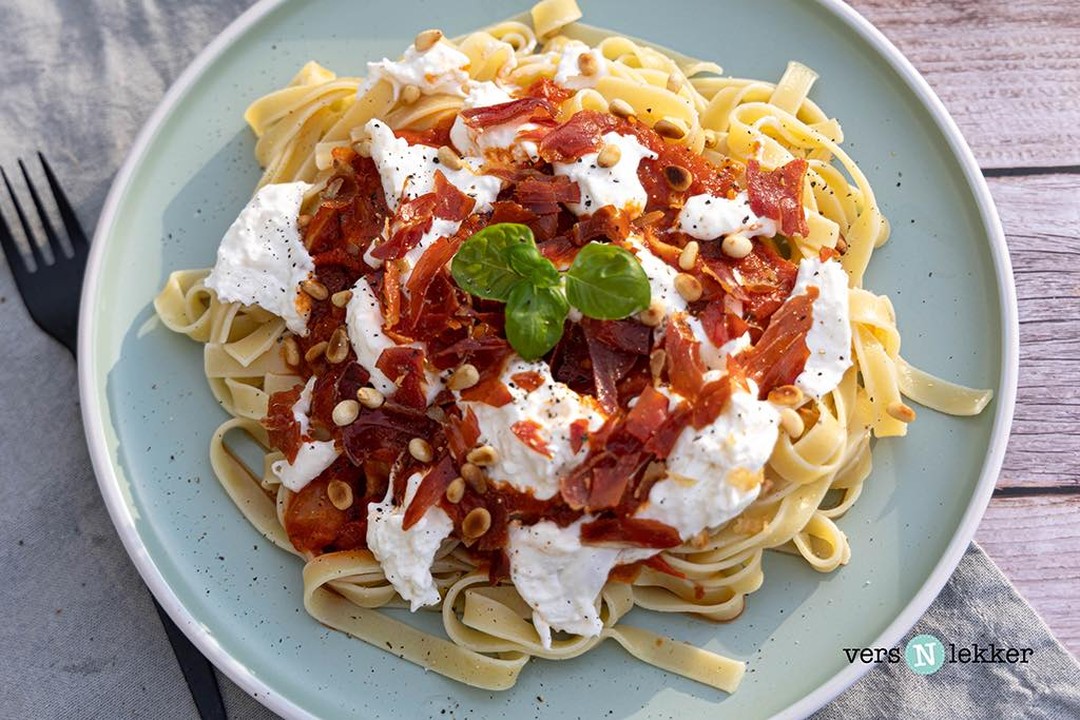 -TAGLIATELLE MET BURRATA EN CRUNCHY PARMAHAM-

Mama Mia, dit is nou mijn ultieme bordje pasta. Ik ben namelijk gek op alles wat met burrata heeft te maken en alle gerechten met parmaham kun je mij ook zo voor zetten. Op de tagliatelle zit een vrij neutrale, zachte tomatensaus. De burrata en de crunchy parmaham brengen namelijk de smaaksensatie.

#versnlekker #bordjepasta #pasta #pastaburrata #cheeselover #burrata #burratalovers #saycheese #versepasta #tomatensaus #parmaham #crunchy #tagliatelle 

https://bit.ly/3GfPApE